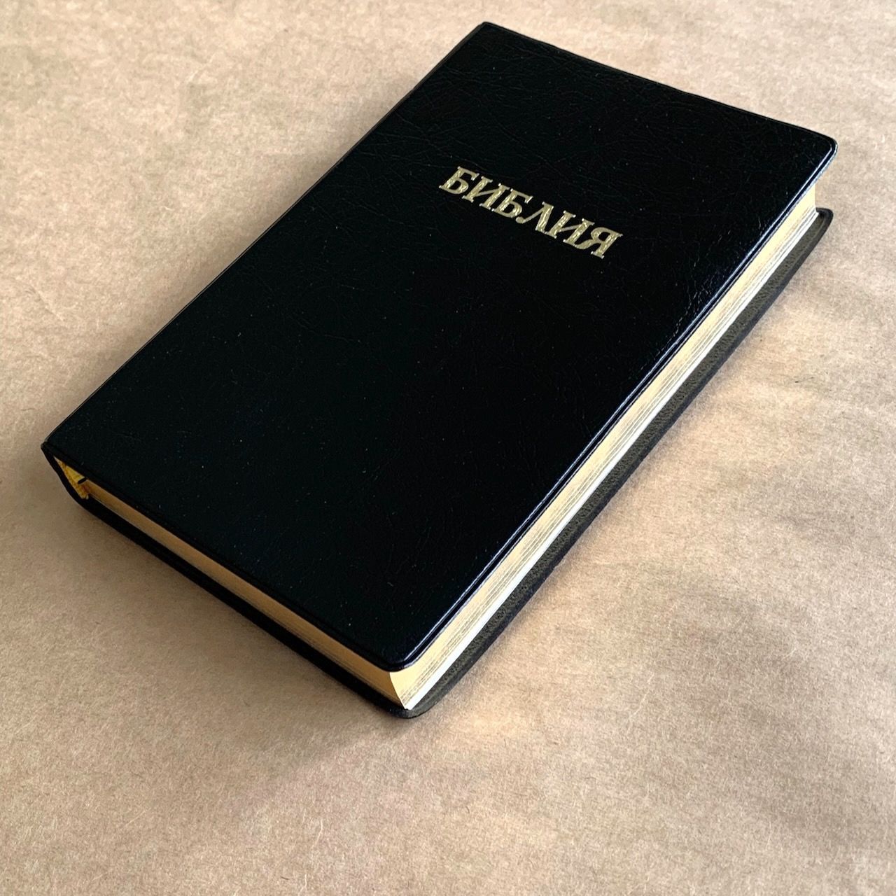 Библия 048 код E3 надпись "библия", переплет искусственной кожи, цвет черный металлик, формат 125*190 мм, золотой обрез, синодальный перевод, параллельные места по центру страницы, 2 закладки, шрифт 10-11 кегель, цветные карты