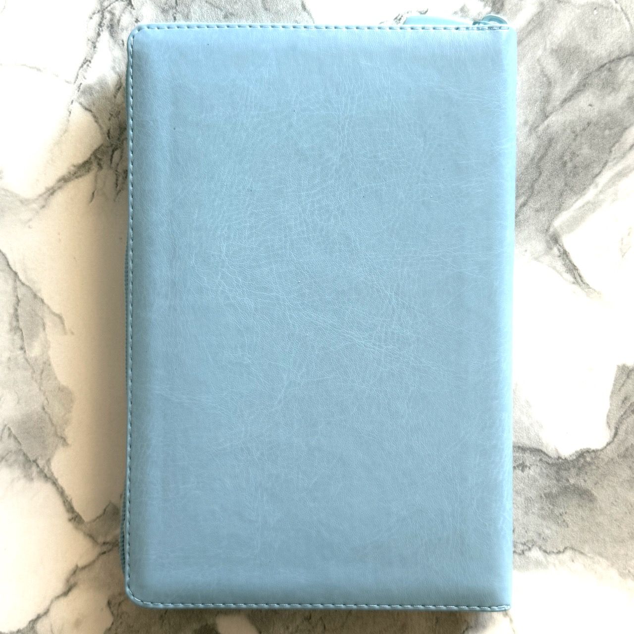 Библия 055z код 26055-39 термо штамп "голубь", переплет из эко кожи на молнии, цвет светло-голубой, средний формат, 143*220 мм