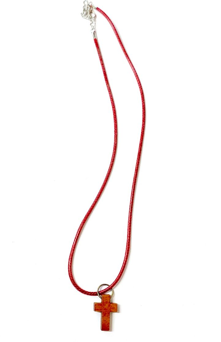 Кулон "Крест малый деревянный", размер 22*15 мм,  цвет "молочный шоколад" на тканевом шнурочке 45+5 см бордового цвета