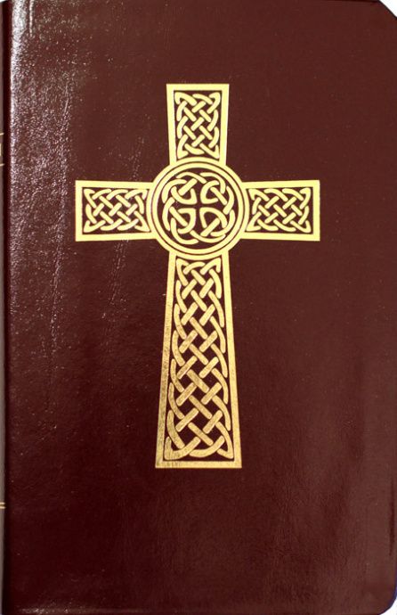 Библия 048  код 36.1  (кельтский крест,кожаный переплет, бордо, средний формат, 130*195мм,парал. места по центру страницы, 2 закладки, цветные карты, план чтения Библии)
