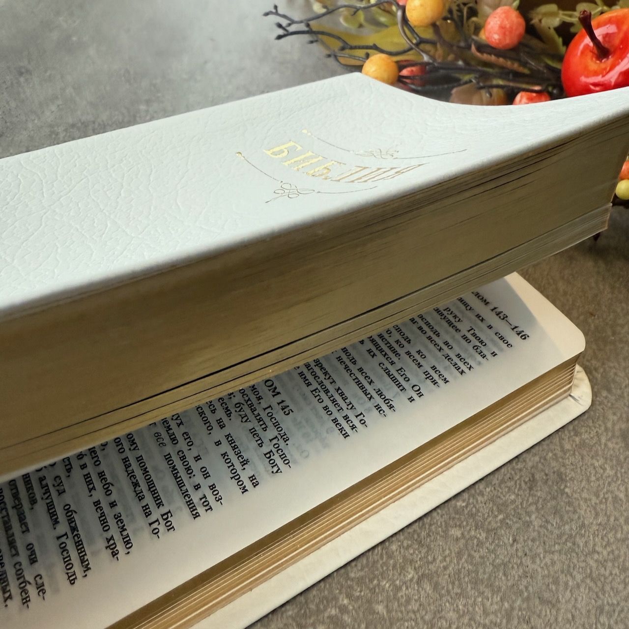 Дисконт 2. Зеленая еле заметная точка на задней обложке. Библия 048 код 25048-21 дизайн "Библия с вензелем", кожаный переплет, цвет белый пятнистый, формат 125*195 мм