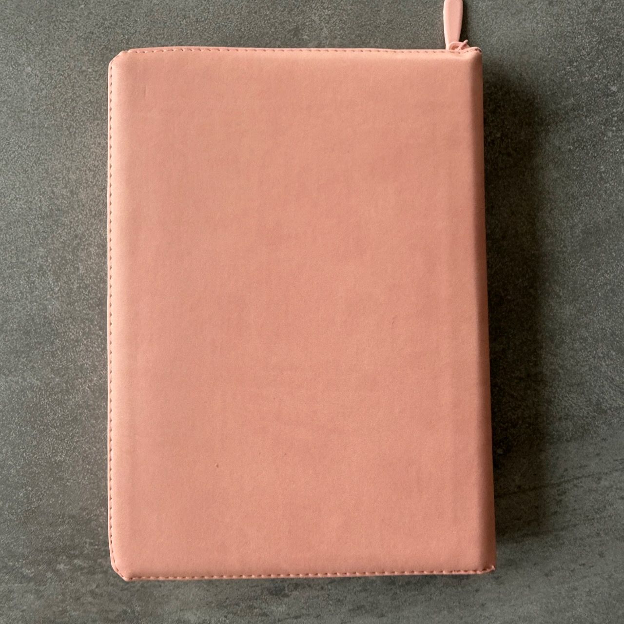  Дисконт №3. Серая точка с задней стороны обложки внизу слева. Библия 076z код 25076-45, дизайн "розово-золотое сердце", переплет из эко кожи на молнии,  цвет розово-золотой, размер 170x240 мм