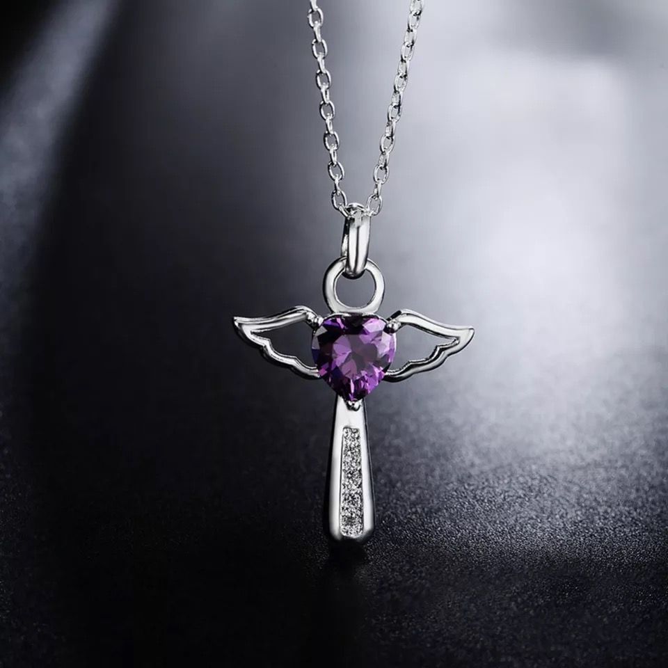 Кулон серебряный "изящный Ангел со стразом фиолетового цвета в виде сердечка" на цепочке с небольшими звеньями  (длина 46 + 5 см), в специальном подарочном мешочке
