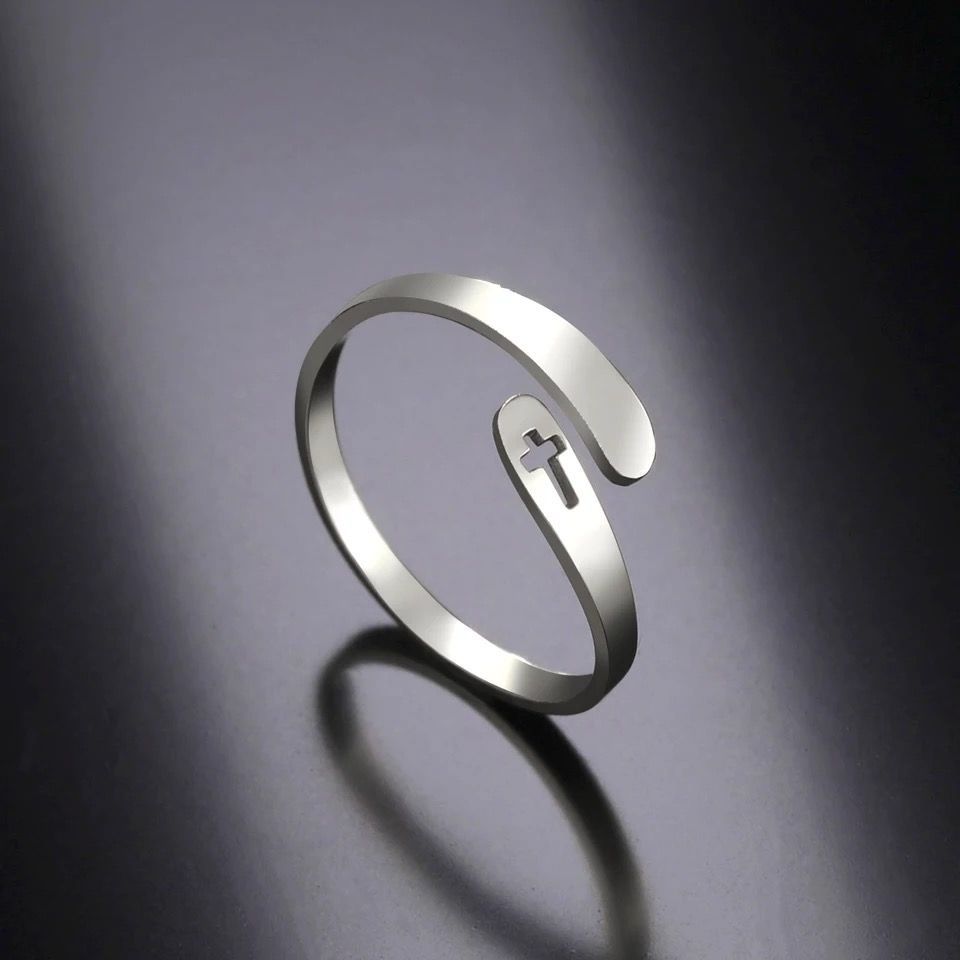 Кольцо универсальное, материал сталь,  "сквозной крестик",  цвет "серебро", размер регулируется