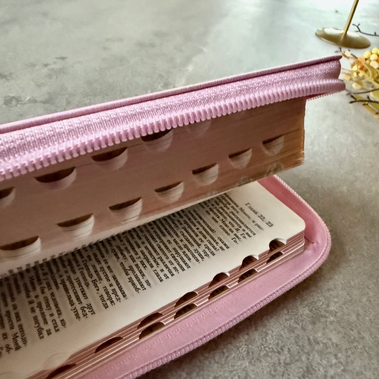 Библия 048 zti код 25048-28  дизайн "золотое сердце", переплет из искусственной кожи на молнии с индексами, цвет розовый , формат 125*195 мм