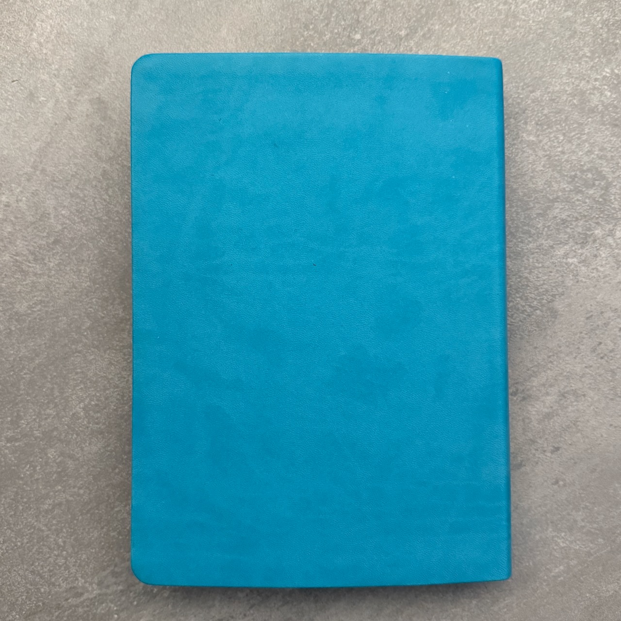 Дисконт. Бесцветные пятна на лицевой обложке и две серые точки. Библия 076 код 25076-48, дизайн "Библия с вензелем" , переплет из эко кожи,  цвет бирюза, размер 170x240 мм