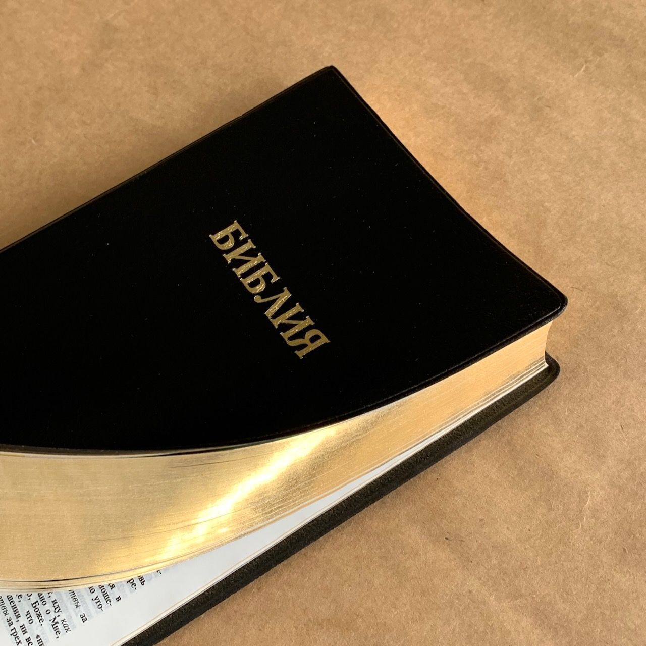 Библия 048 код E3 надпись "библия", переплет искусственной кожи, цвет черный металлик, формат 125*190 мм, золотой обрез, синодальный перевод, параллельные места по центру страницы, 2 закладки, шрифт 10-11 кегель, цветные карты