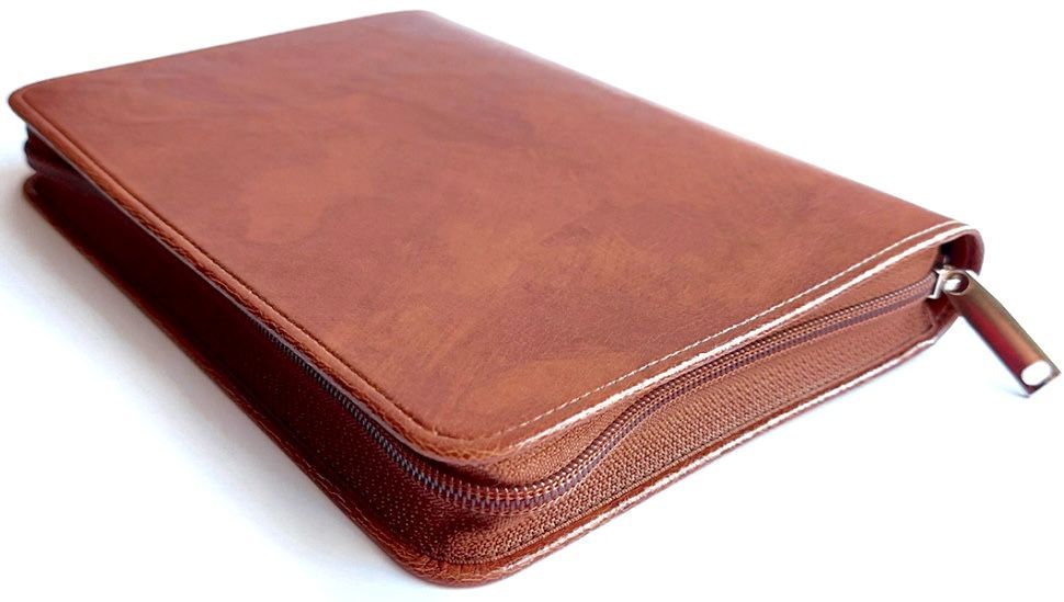 Чехол-сумка с ручкой на молнии для библии из эко кожи цвет светло-коричневый, размер 19*26 см.  Для библии 073-077 формата (17*24*35 мм)