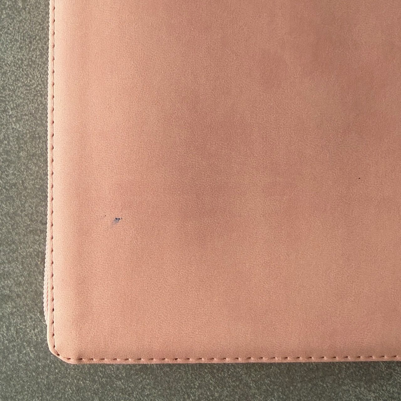 Дисконт №2. Синее пятнышко с задней стороны обложки. Библия 076z код 25076-45, дизайн "розово-золотое сердце", переплет из эко кожи на молнии,  цвет розово-золотой, размер 170x240 мм