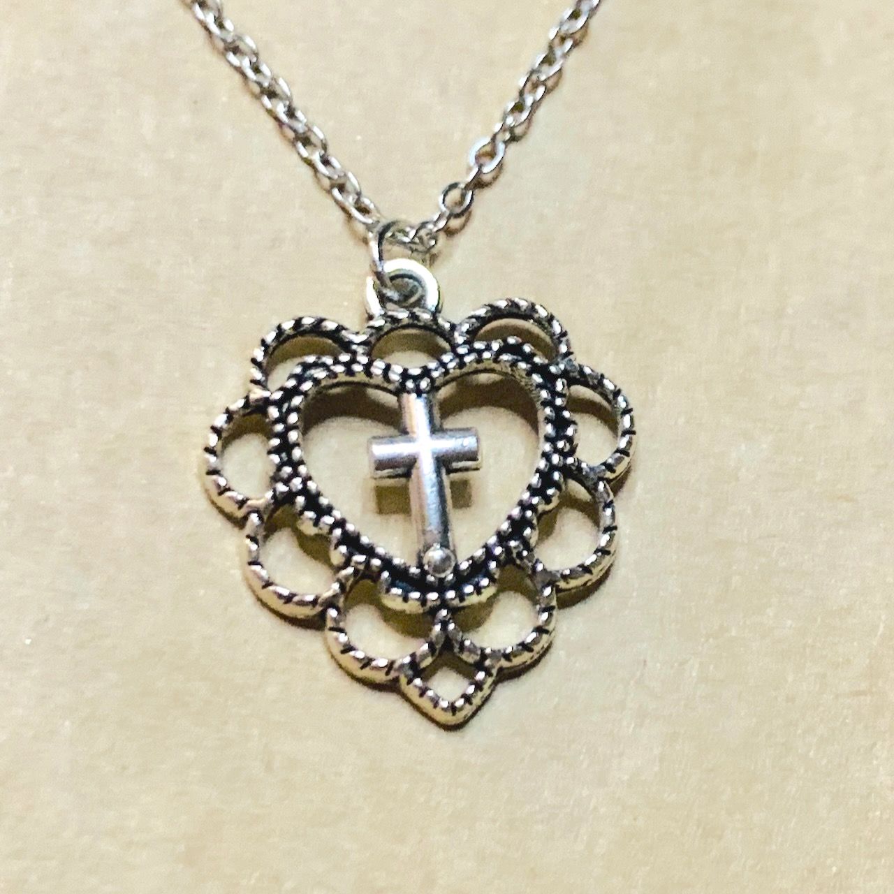 Кулон металлический "Сердце с узорами полое внутри крест", цвет "серебро",  размер 21*20 мм, на металлической цепочке