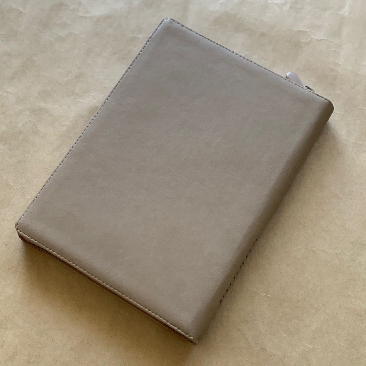 Библия 076z код D4, дизайн "Терновый венец", переплет из искусственной кожи на молнии, цвет серо-бежевый, размер 180x243 мм