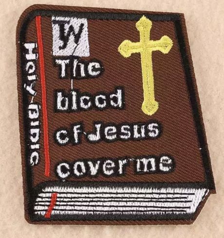 Нашивка для одежды, сумки - иблия и надпись"The blood of Jesus cover me"  перевод "Кровь Иисус покрыла меня", размер 6,8 на 8 см