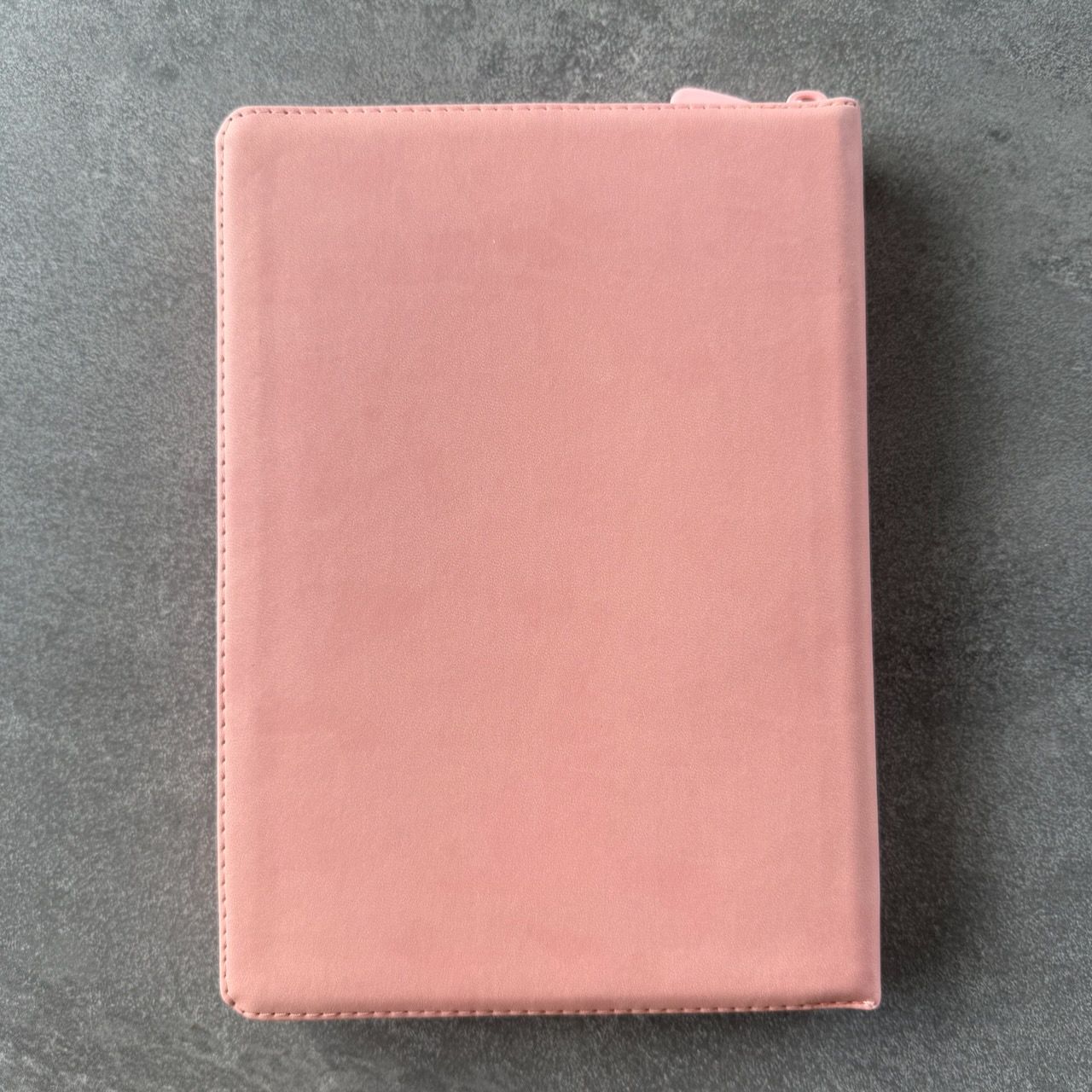 Дисконт №1. Белое пятнышко слева по центру на лицевой обложке. Библия 076z код 25076-45, дизайн "розово-золотое сердце", переплет из эко кожи на молнии,  цвет розово-золотой, размер 170x240 мм