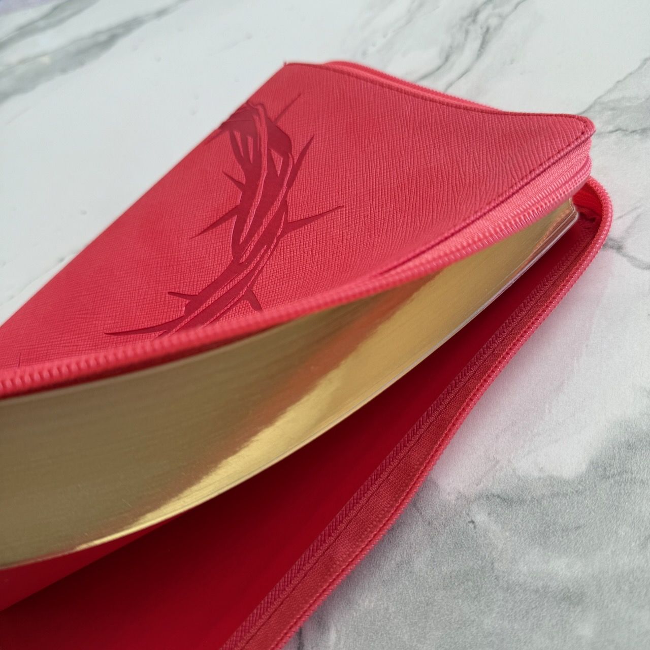 Библия 055z код 26055-30  термо штамп "терновый венец", переплет из эко кожи на молнии, цвет красный, средний формат, 143*220 мм