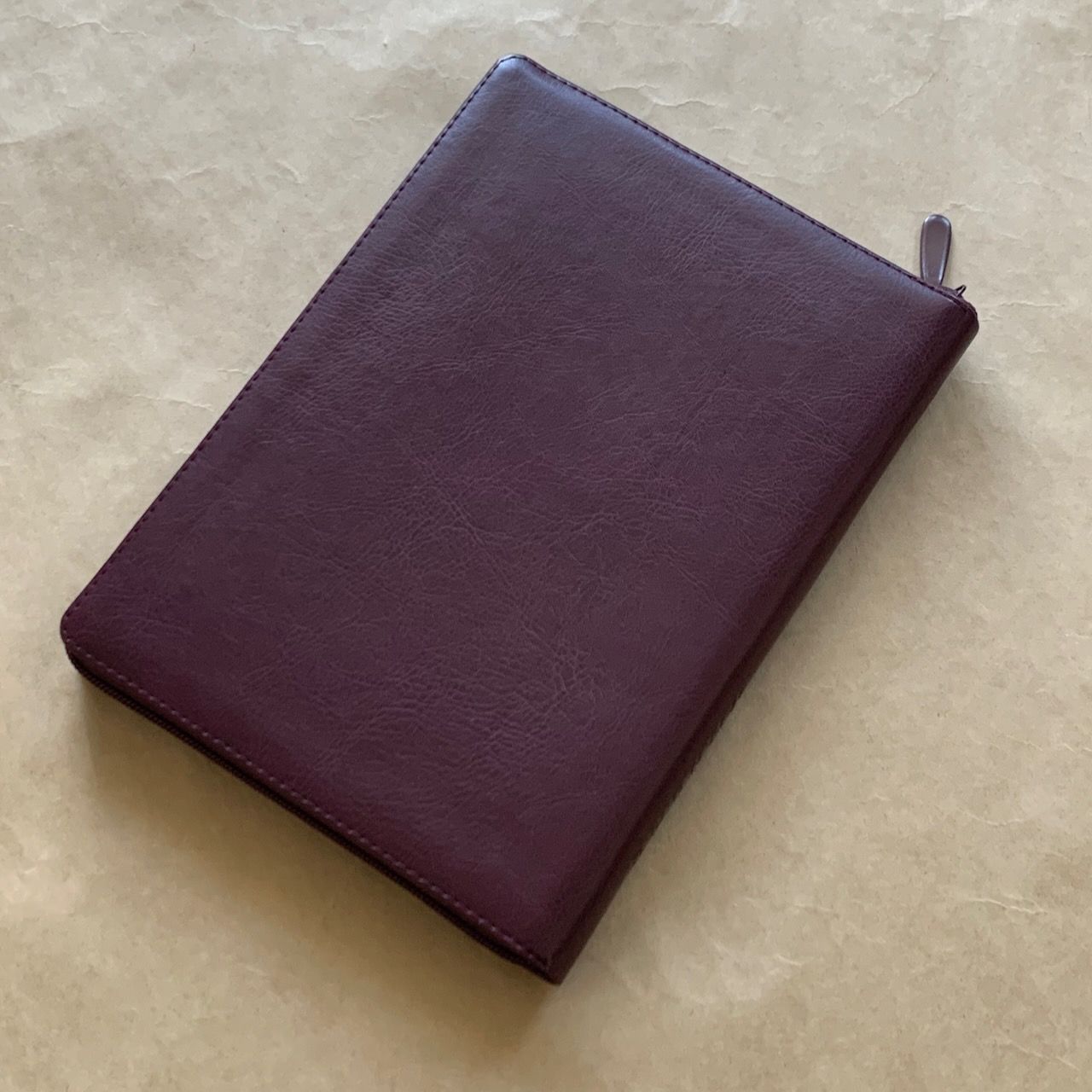 Библия 076zti код G5, дизайн "термо рамка барокко", переплет из искусственной кожи на молнии с индексами, цвет коричневый с оттенком бордо металлик, размер 180x243 мм