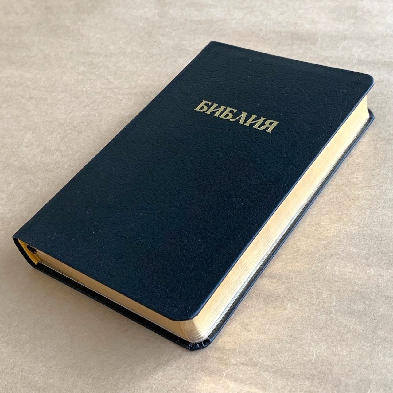 Библия 048 код D4 надпись "библия", кожаный переплет, цвет черный, формат 125*190 мм, золотой обрез, синодальный перевод, паралельные места по центру страницы, 2 закладки, шрифт 10-11 кегель, цветные карты