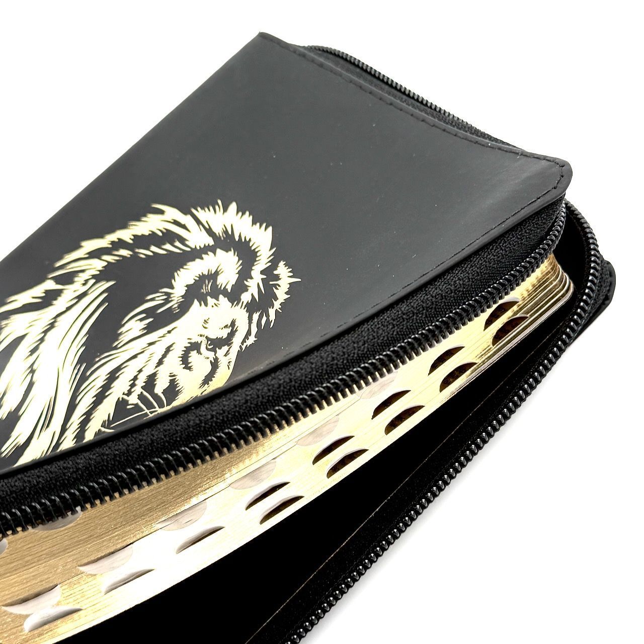 Дисконт. Первая страница больше, чем все остальные. Библия 048 zti код 25048-6 дизайн "золотой лев", кожаный переплет на молнии с индексами, цвет черный с прожилками, формат 125*195 мм