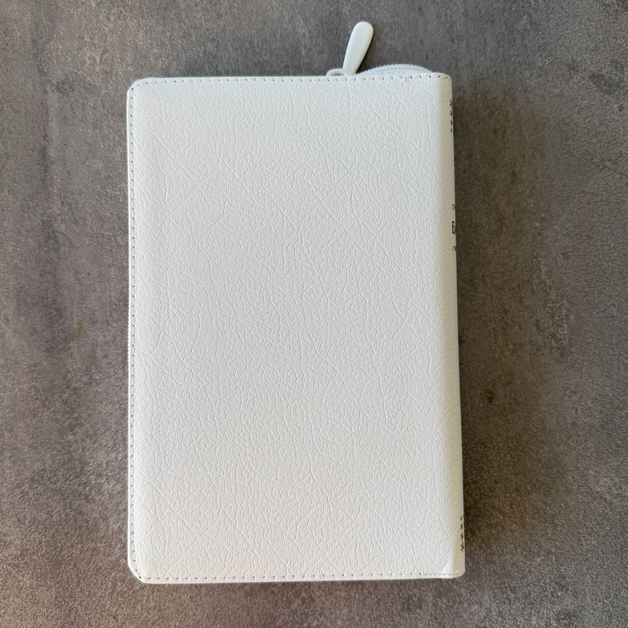 Дисконт №1 маленькая  синяя точка на задней стороне обложке. Библия Геце 057z, код 25057-22,  цвет белый пятнистый, кожаный переплет на молнии, золотой обрез, две закладки, цветные карты, приложение Библейский спутник, размер 145*220 мм