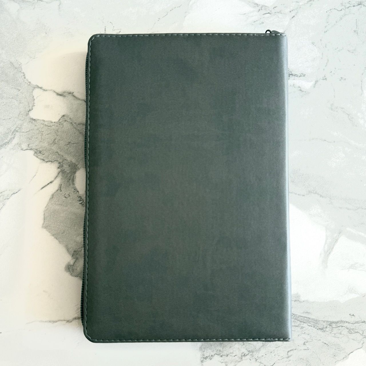 Библия 055zti код 26055-18 термо штамп "терновый венец", переплет из эко кожи на молнии с индексами, цвет серый, средний формат, 143*220 мм