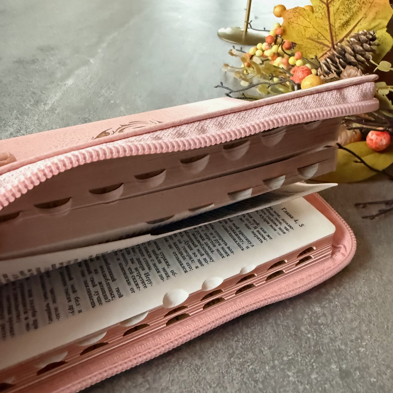 Библия 048 zti код 25048-29  дизайн "золотое сердце", переплет из искусственной кожи на молнии с индексами, цвет персиковый , формат 125*195 мм