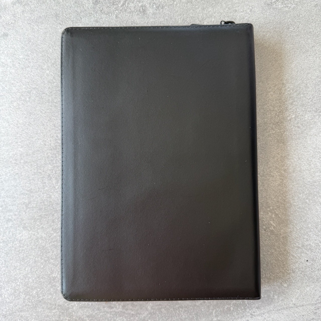 Библия 076zti код 25076-20,  слово "Библия", кожаный переплет на молнии с индексами,  цвет черный, размер 170x240 мм