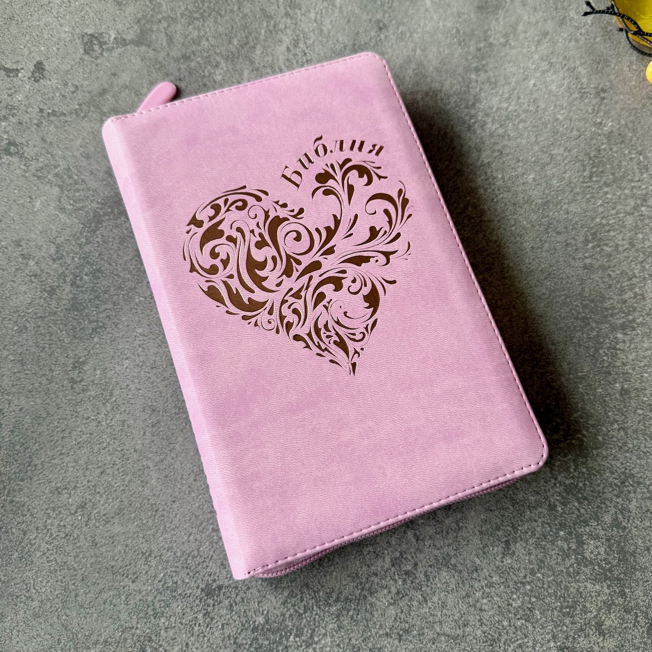 Библия 048 zti код 25048-28  дизайн "золотое сердце", переплет из искусственной кожи на молнии с индексами, цвет розовый , формат 125*195 мм