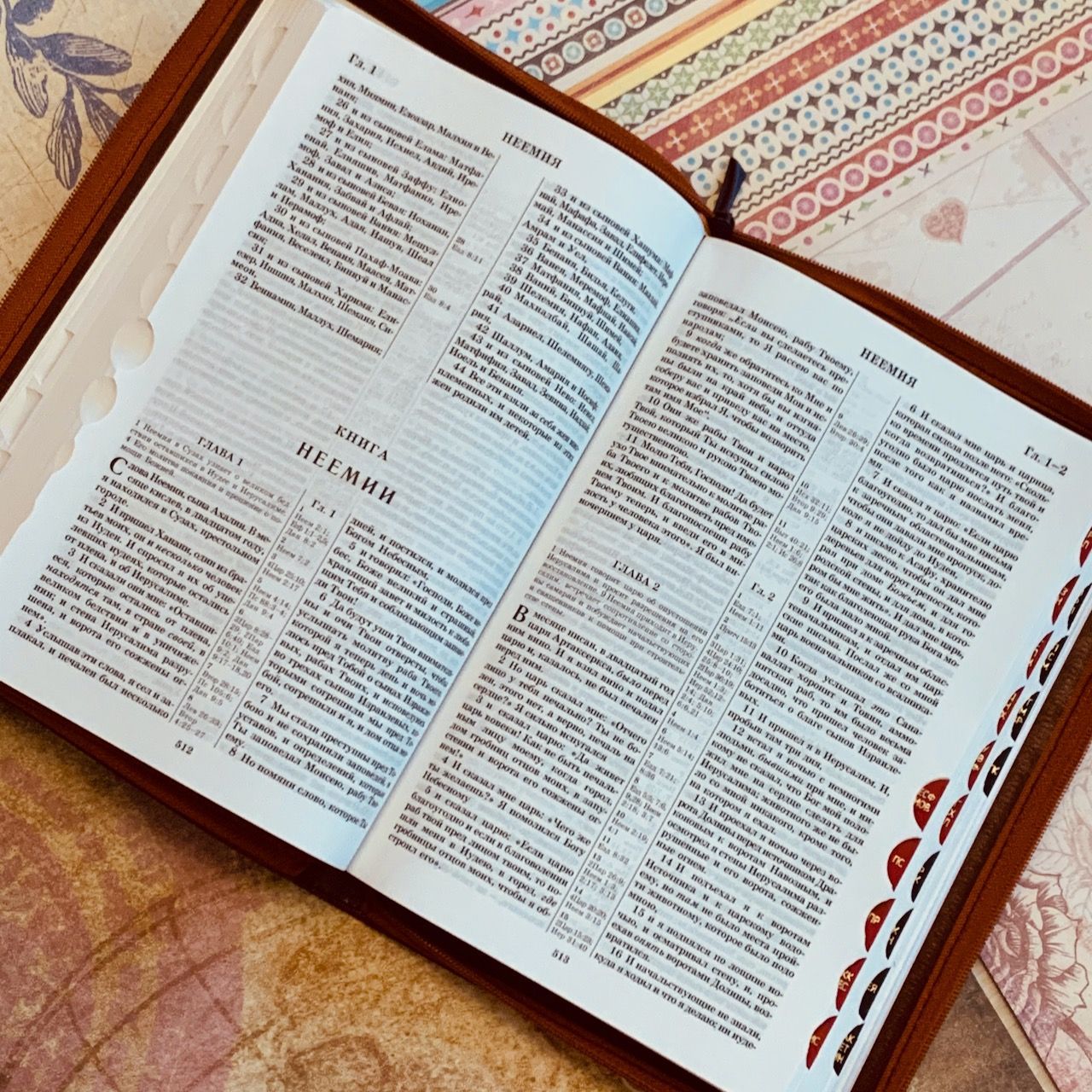 БИБЛИЯ 077zti формат, переплет из искусственной кожи на молнии с индексами, надпись золотом "Библия", цвет бордо металлик металлик, большой формат, 180*260 мм, цветные карты, крупный шрифт