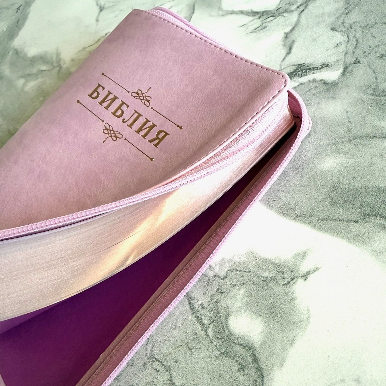 Библия 055 z код 26055-22 слово "Библия с вензелем", переплет из эко кожи на молнии, цвет розовый, средний формат, 143*220 мм