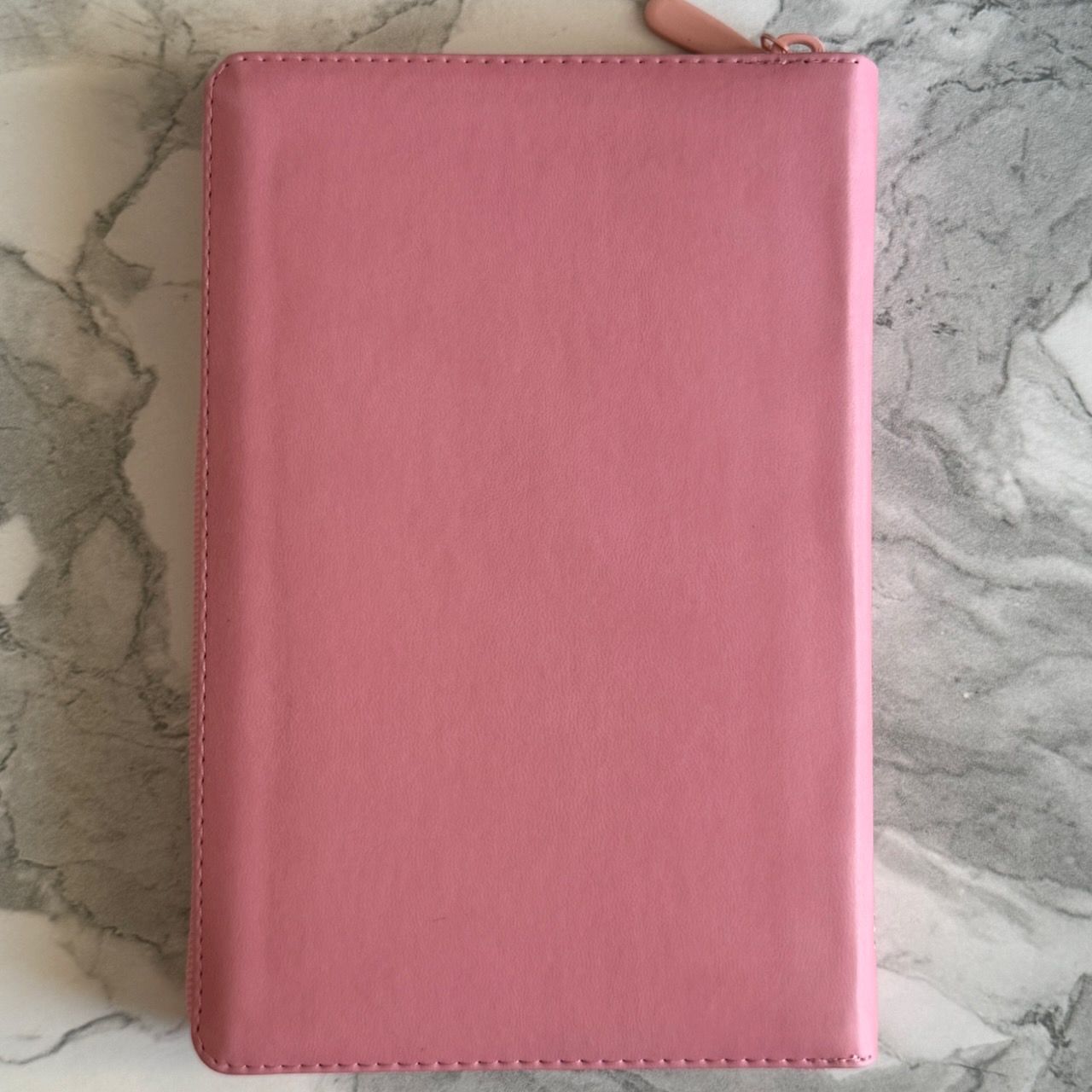 Библия 055z код 26055-37  слово "Библия с вензелем", переплет из эко кожи на молнии, цвет розовый, средний формат, 143*220 мм