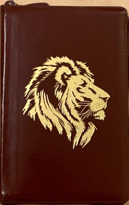 Библия 055zti код K2 7119 переплет из натуральной кожи на молнии с индексами, цвет бордо, дизайн золотой лев, средний формат, 143*220 мм, паралельные места по центру страницы, золотой обрез, крупный шрифт
