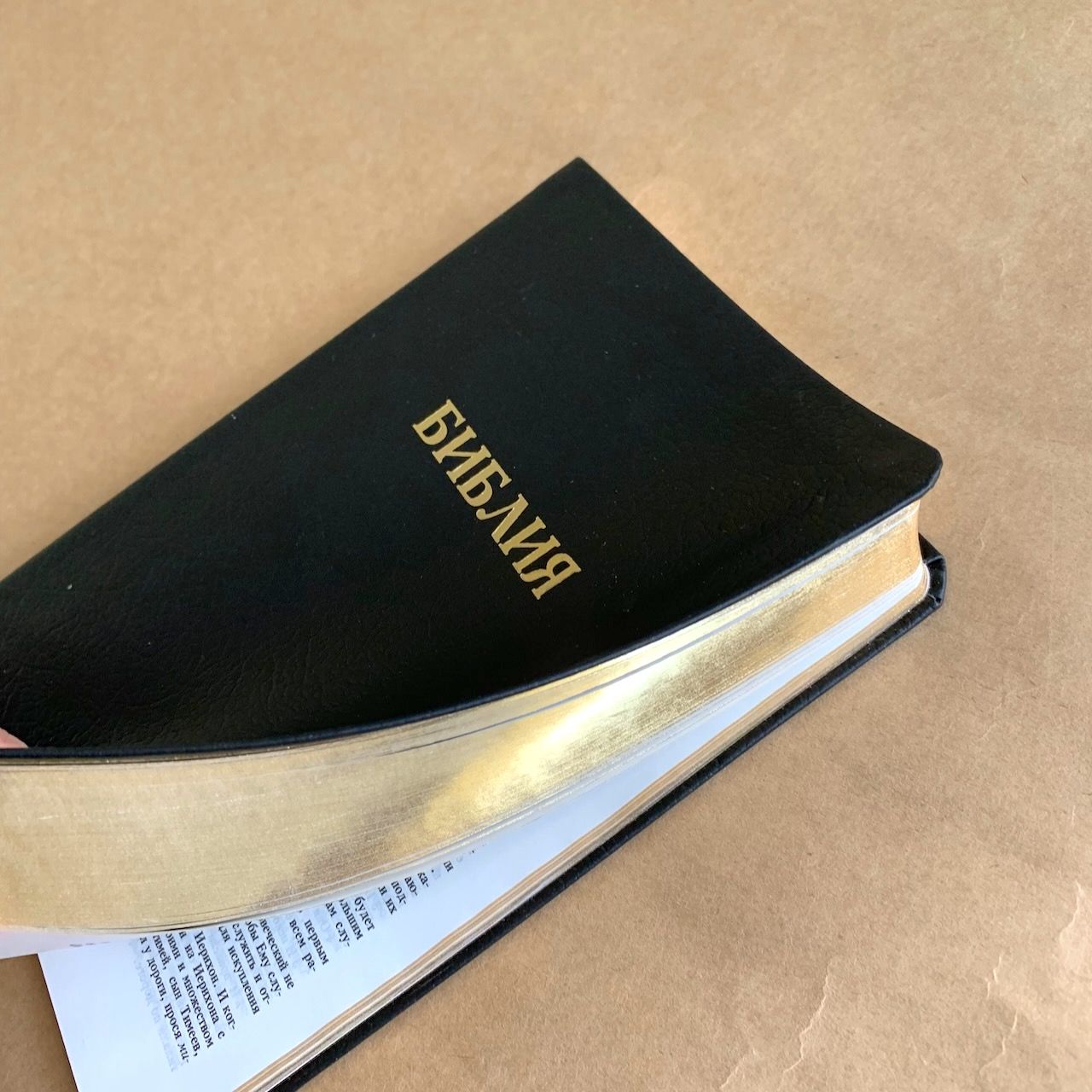 Библия 048 код D4 надпись "библия", кожаный переплет, цвет черный, формат 125*190 мм, золотой обрез, синодальный перевод, паралельные места по центру страницы, 2 закладки, шрифт 10-11 кегель, цветные карты