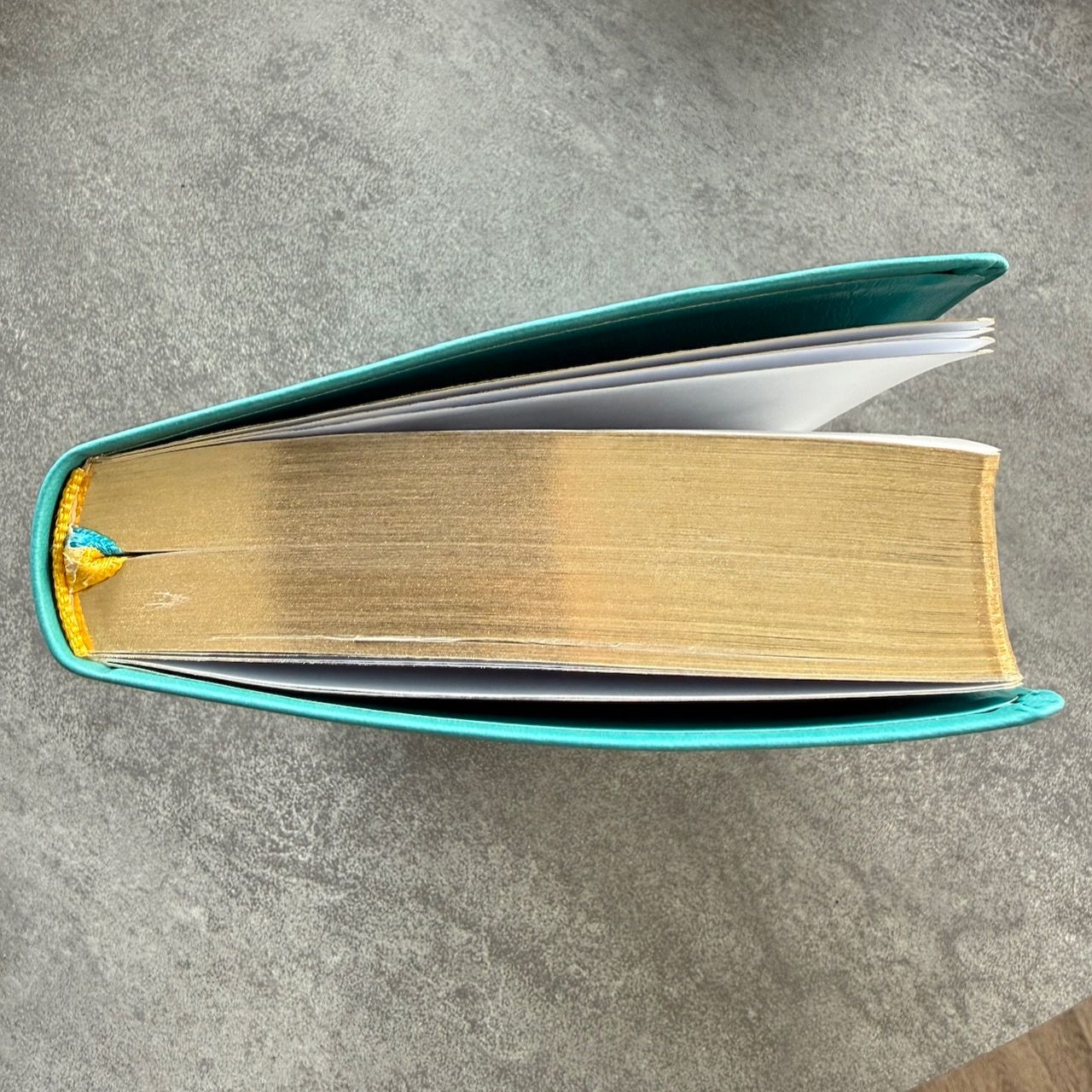 Дисконт №3  замятие 1 страницы Исход 13:13 стих. Библия 055 код 25055-60 дизайн "Библия с вензелем", переплет из эко кожи, цвет бирюзовый, средний формат, 143*220 мм