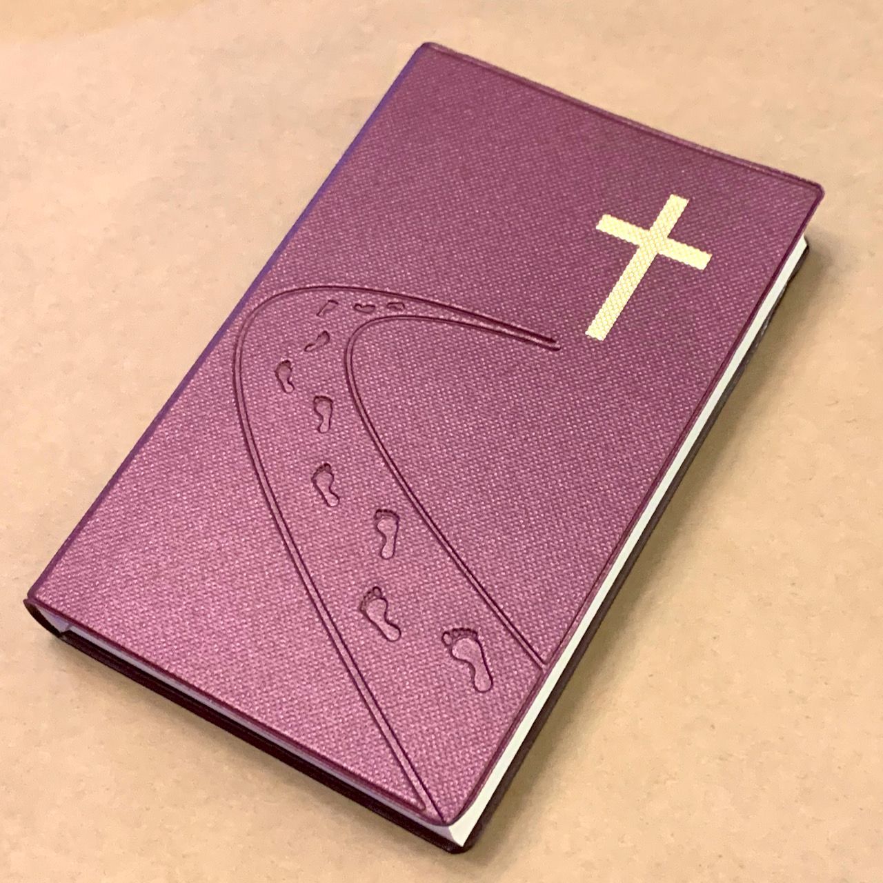 Библия 055 код C2 7115 переплет из искусственной кожи, цвет фиолетовый под ткань, дизайн "дорога ко Кресту", надпись "Библия" с торца, средний формат, 140*213 мм, параллельные места по центру страницы, крупный шрифт