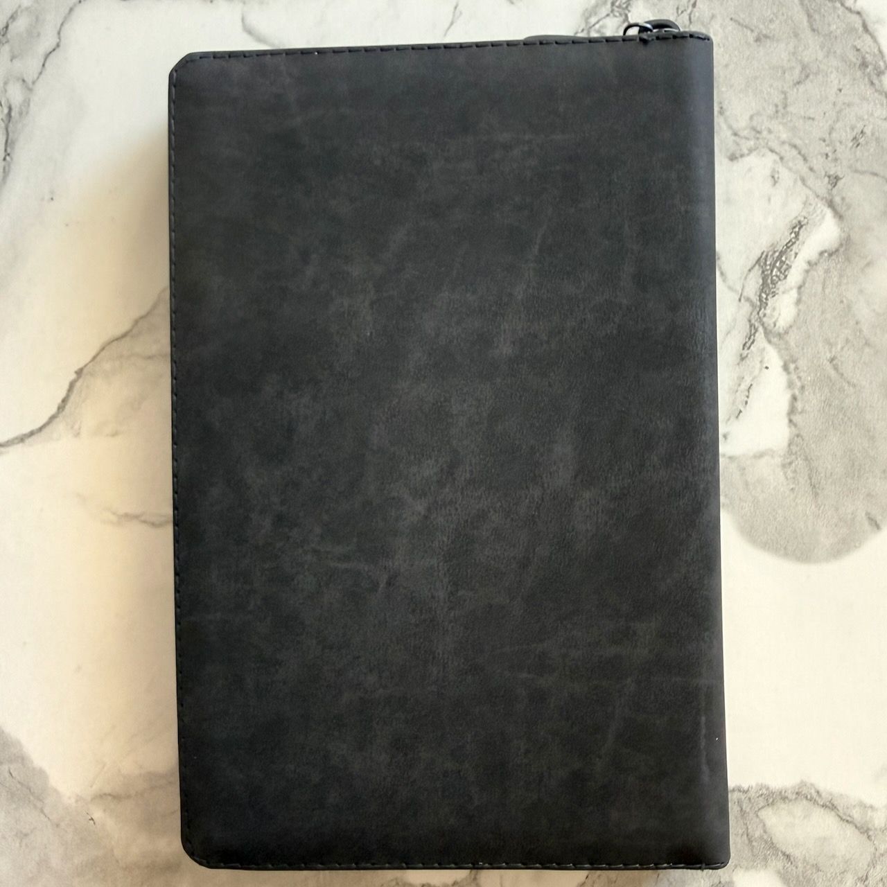 Библия 055z код 26055-14 дизайн "золотой лев", кожаный переплет на молнии, цвет серый пятнистый, средний формат, 143*220 мм