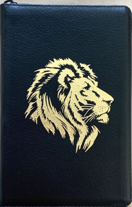 Библия 055z код I6 7118 переплет из натуральной кожи на молнии, цвет черный матовый пятнистый, дизайн золотой лев, средний формат, 143*220 мм, паралельные места по центру страницы, золотой обрез, крупный шрифт