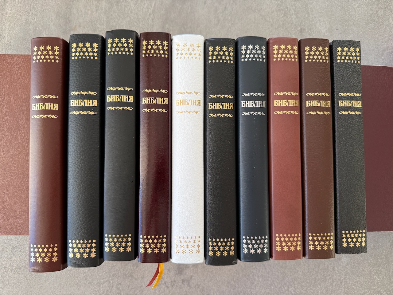 Библия Геце 057, код 25057-11, цвет черный гладкий, кожаный переплет, золотой обрез, две закладки, цветные карты, приложение Библейский спутник, размер 140*216 мм