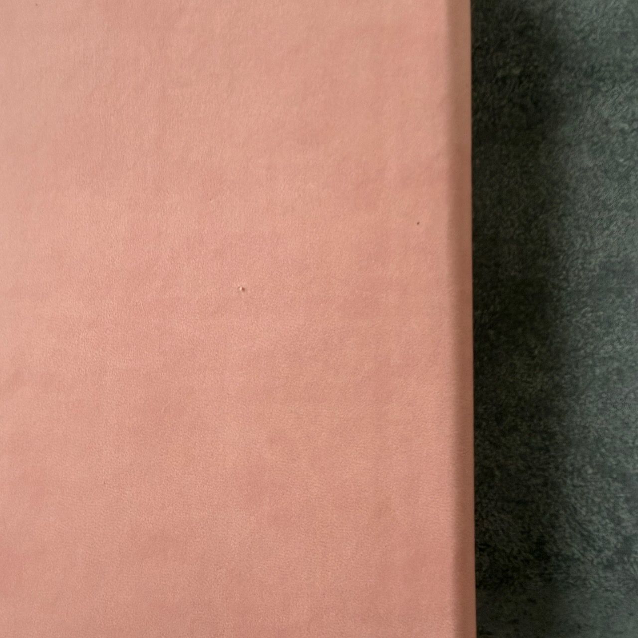 Дисконт №3 на задней стороне обложки серая точка. Библия 076zti код 25076-40, дизайн "розово-золотое сердце", переплет из эко кожи на молнии с индексами,  цвет розовый, размер 170x240 мм