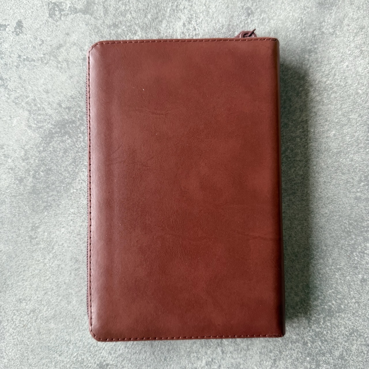 Библия 048 zti код 25048-23  дизайн "термо штамп голубь", кожаный переплет на молнии с индексами, цвет коричневый, формат 125*195 мм