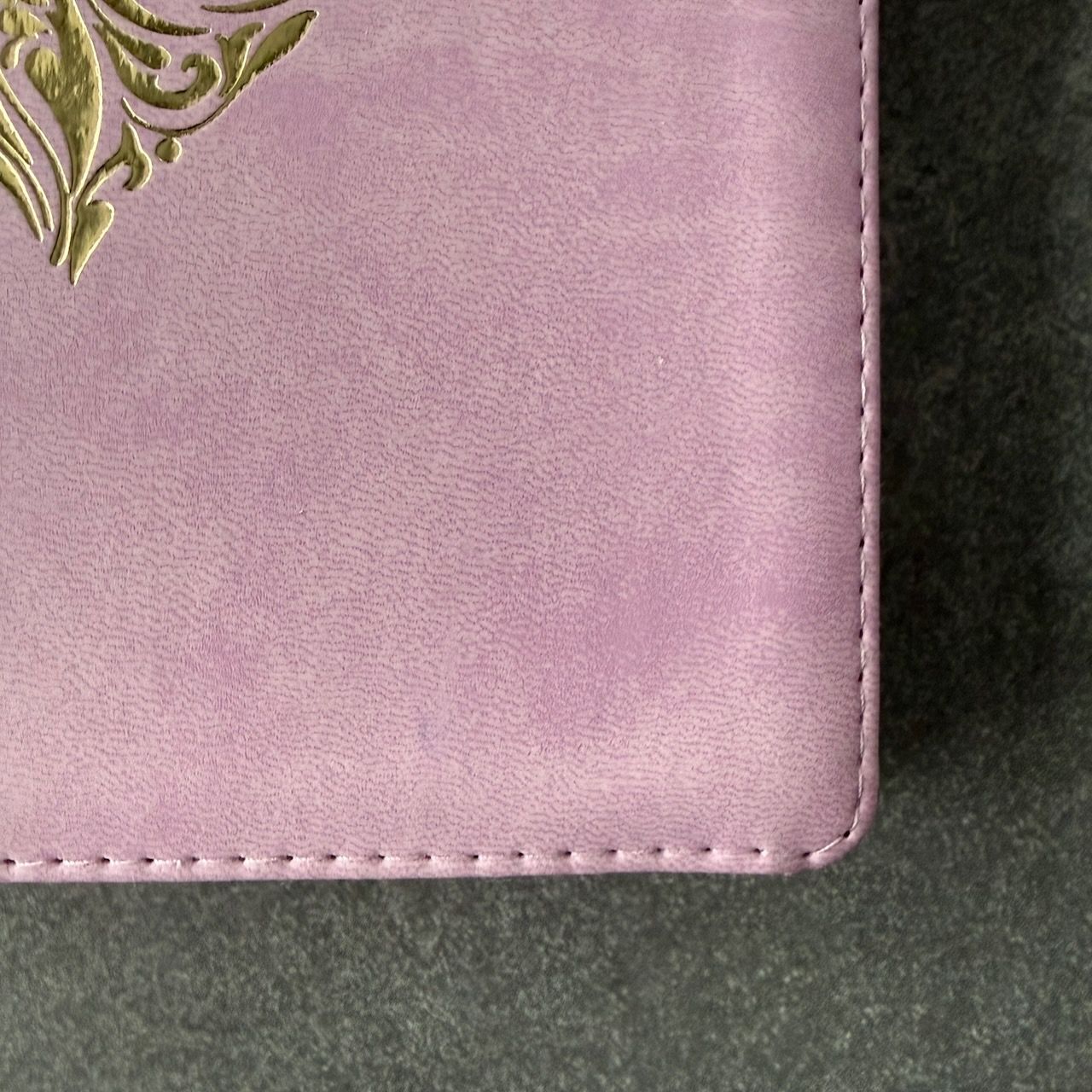 Дисконт 1. Еле заметная синяя черточка на лицевой обложки снизу. Библия 055zti код 24055-18 дизайн "золотое сердце", переплет из искусственной кожи на молнии с индексами, цвет нежно розовый, средний формат, 143*220 мм