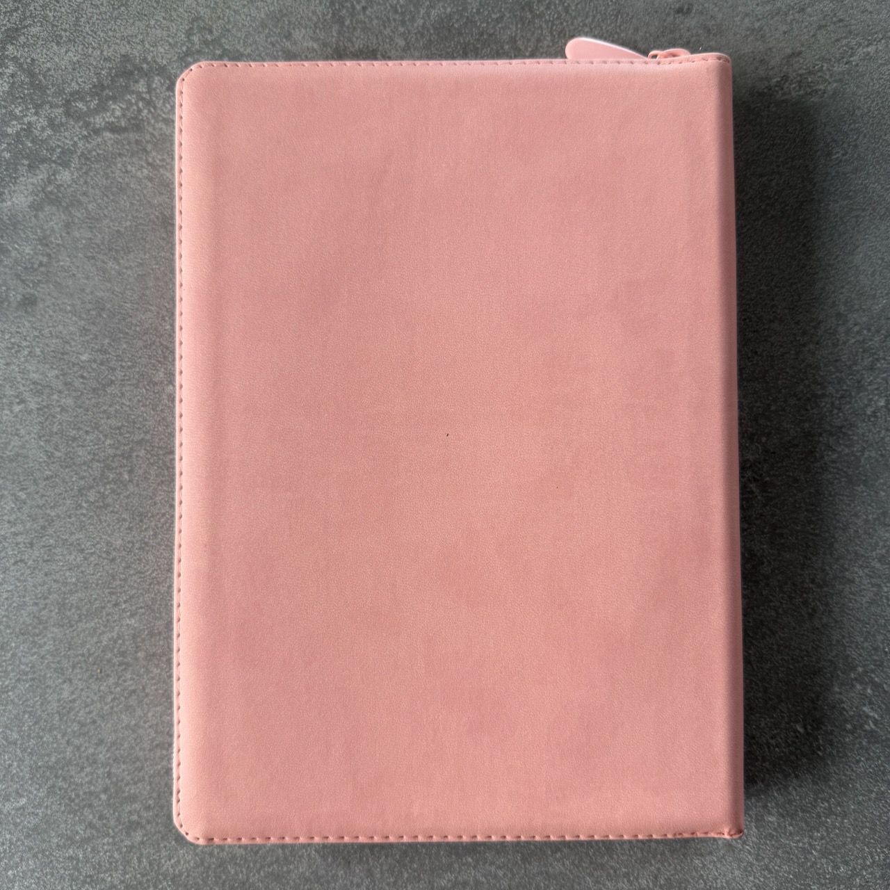 Дисконт на задней стороне белая точка справа по центру. Библия 076zti код 25076-40, дизайн "розово-золотое сердце", переплет из эко кожи на молнии с индексами,  цвет розовый, размер 170x240 мм