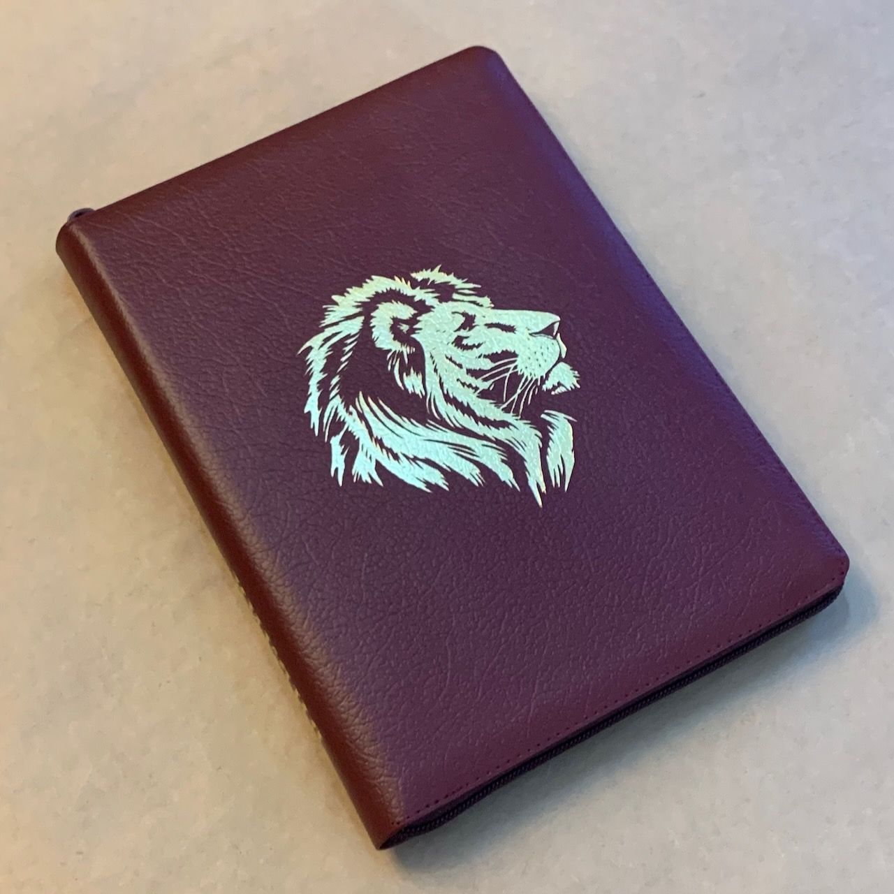 Библия 076zti код C8,  дизайн золотой лев, кожаный переплет на молнии с индексами, цвет бордо пятнистый, размер 180x243 мм