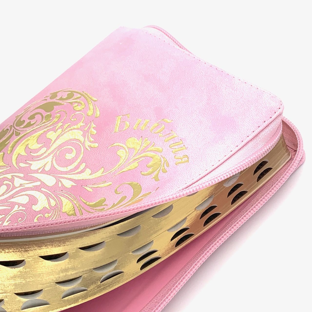 Библия 055zti код 24055-18 дизайн "золотое сердце", переплет из искусственной кожи на молнии с индексами, цвет нежно розовый, средний формат, 143*220 мм