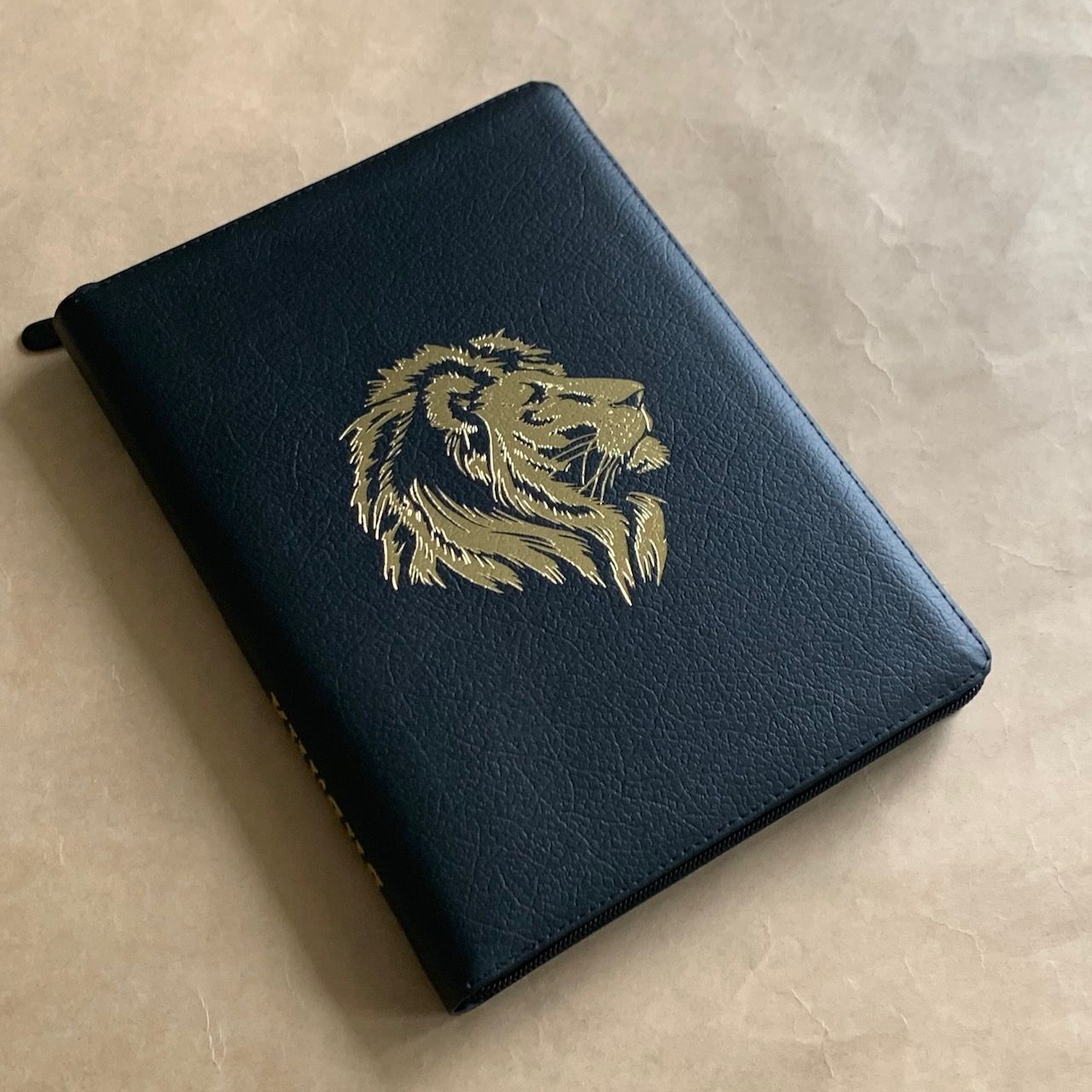 Библия 076z код B6, дизайн "золотой лев", кожаный переплет на молнии, цвет черный пятнистый, размер 180x243 мм