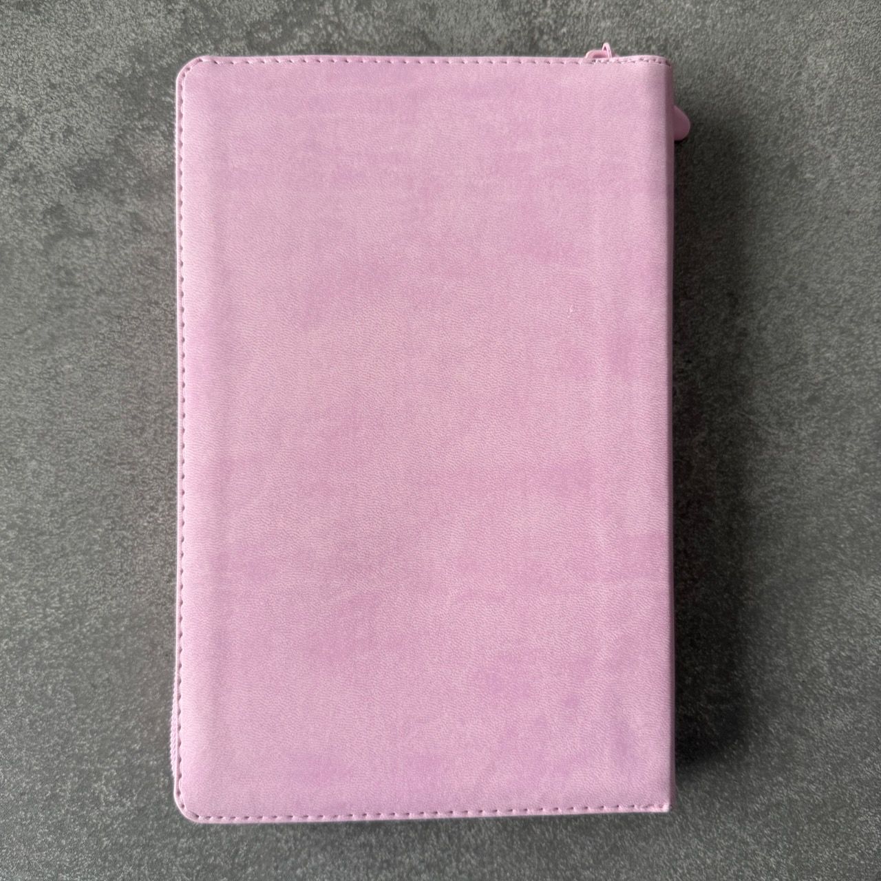 Дисконт 1. Еле заметная синяя черточка на лицевой обложки снизу. Библия 055zti код 24055-18 дизайн "золотое сердце", переплет из искусственной кожи на молнии с индексами, цвет нежно розовый, средний формат, 143*220 мм