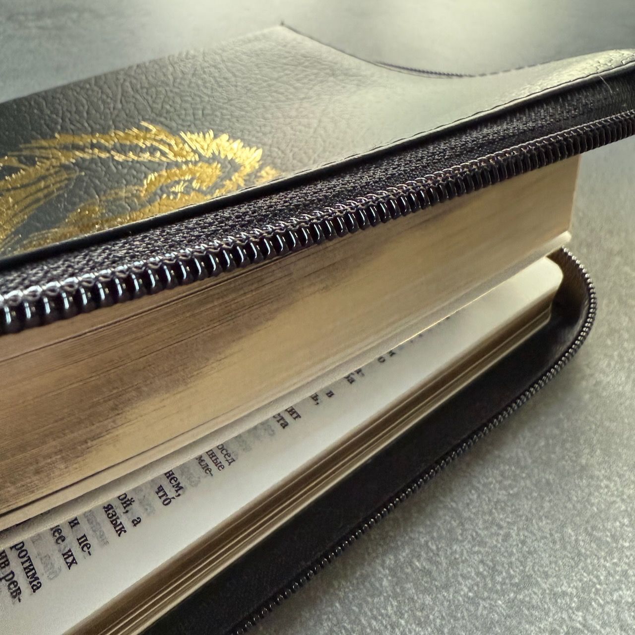 Библия 055z код 26055-8 кожаный переплет на молнии, цвет черный матовый пятнистый, дизайн золотой лев, средний формат, 143*220 мм