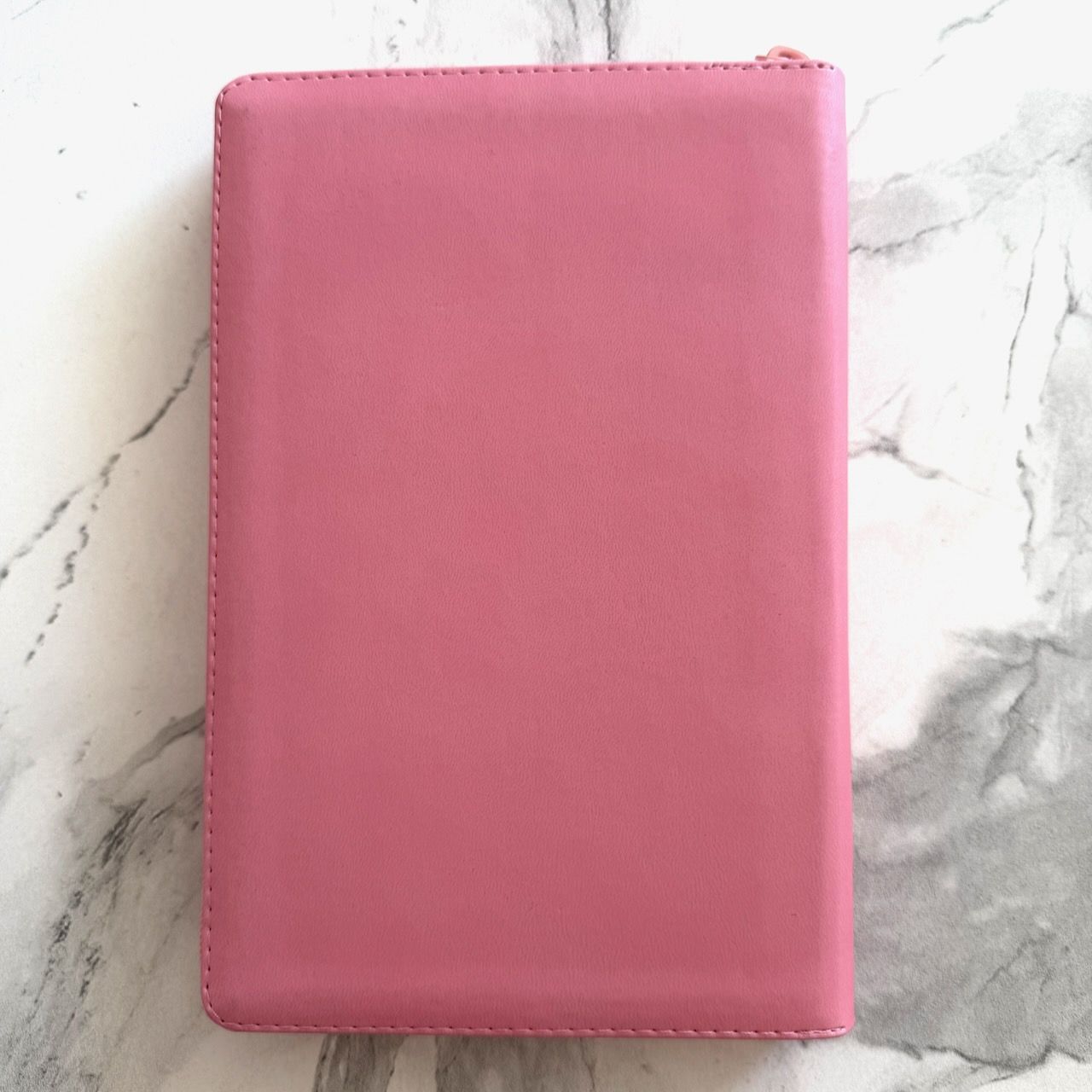 Библия 055z код 26055-38 дизайн "Розово-золотое сердце", переплет из эко кожи на молнии, цвет розовый, средний формат, 143*220 мм