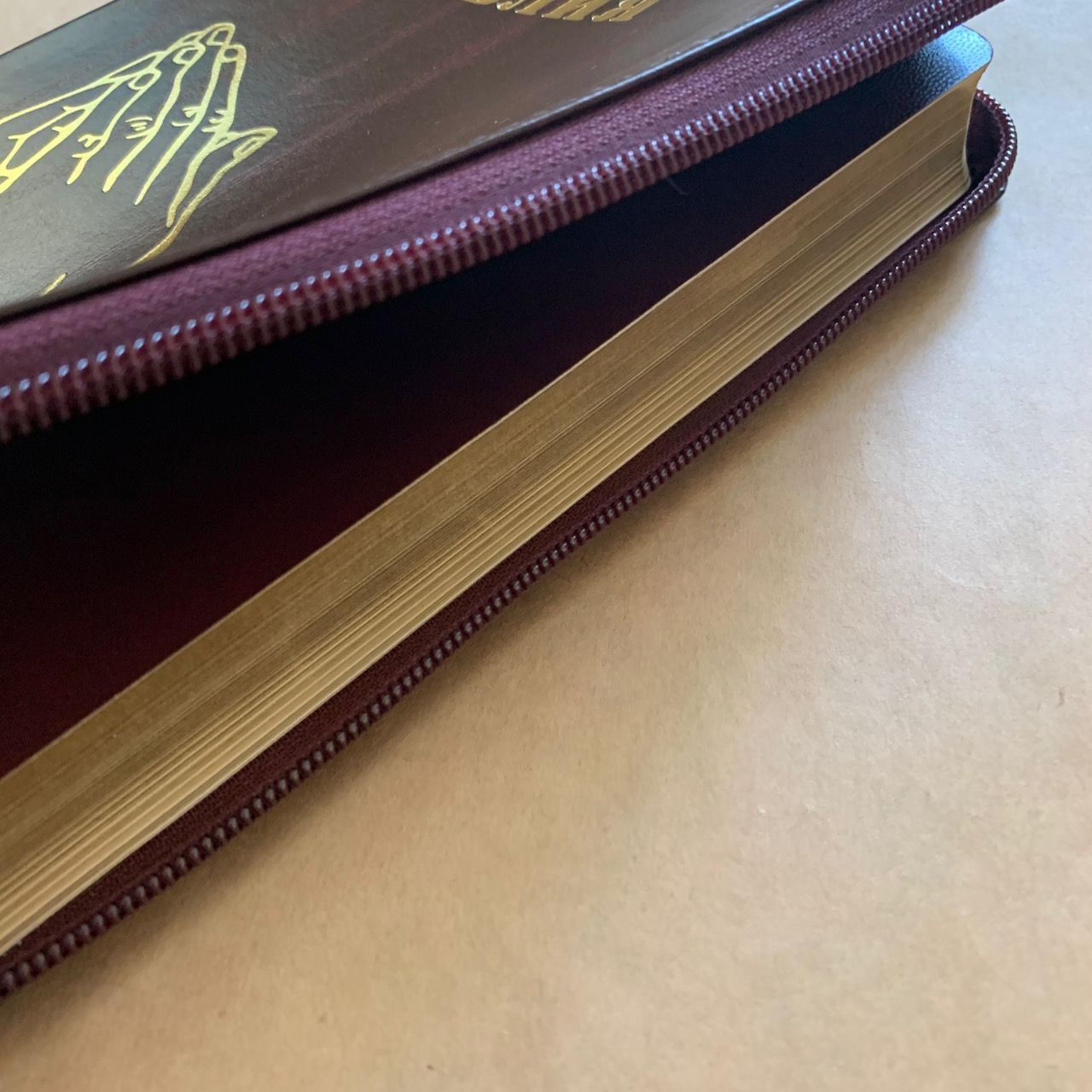 Библия 055z код I1 7118 переплет из натуральной кожи на молнии, цвет темно-бордовый металлик, дизайн золотые руки молящегося,, средний формат, 143*220 мм, паралельные места по центру страницы, золотой обрез, крупный шрифт