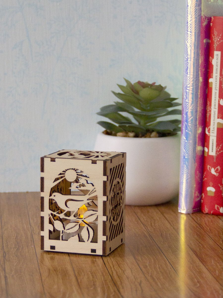 Сборная модель - конструктор с подсветкой "Мир дому сему"" из 7 деталей, размер в собранном виде 5,6х5,6х7,6 см, Материал: фанера. В комплекте светодиодная свеча с батарейкой.