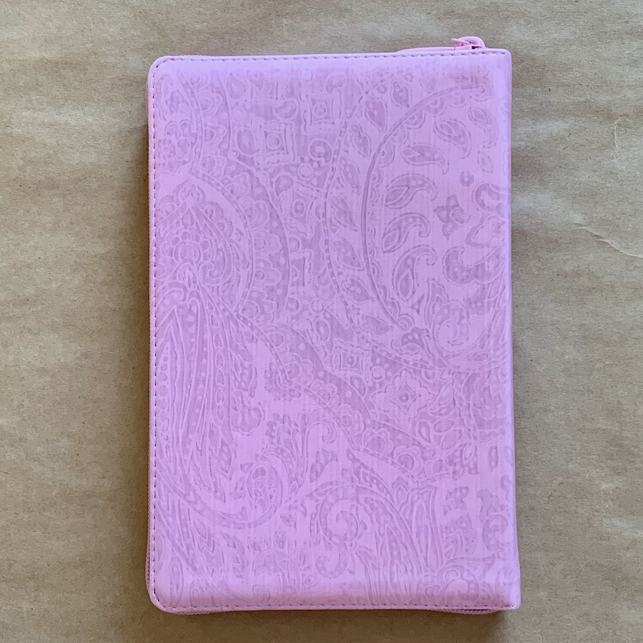 Библия 055z код D4 7074 переплет из искусственной кожи на молнии, цвет розовый с цветной печатью под ткань, дизайн "сердце", средний формат, 143*220 мм, параллельные места по центру страницы, золотой обрез, крупный шрифт
