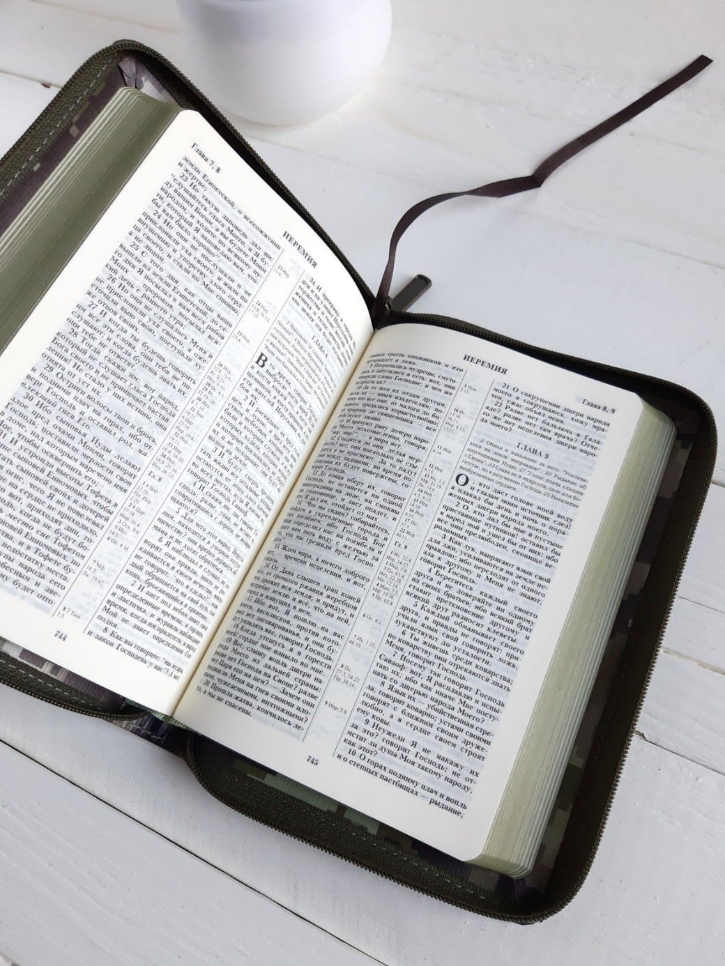БИБЛИЯ 046zCAM («камуфляжный» переплет с молнией,  зеленый обрез, средний формат, 125*180 мм), код 11456